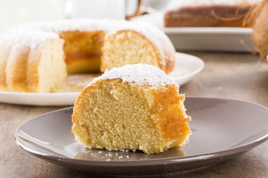 Hindistan cevizli kek dilimi masada