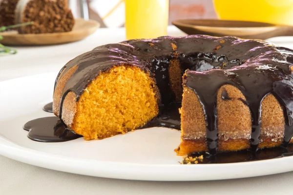 Pastel de zanahoria con chocolate y rebanada en la mesa — Foto de Stock