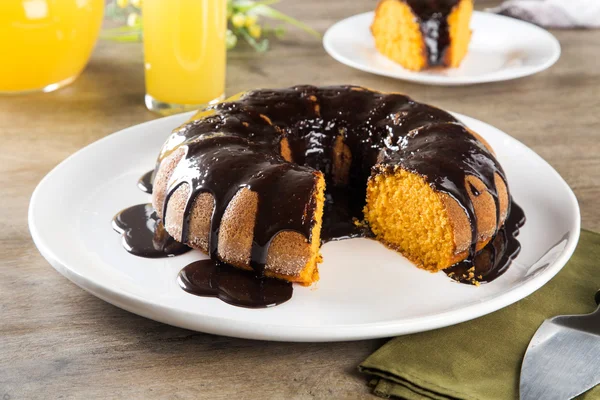 Bolo de cenoura com chocolate e fatia na mesa — Fotografia de Stock