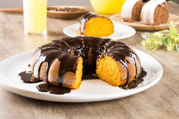 Karottenkuchen mit Schokolade und Scheibe auf dem Tisch — Stockfoto