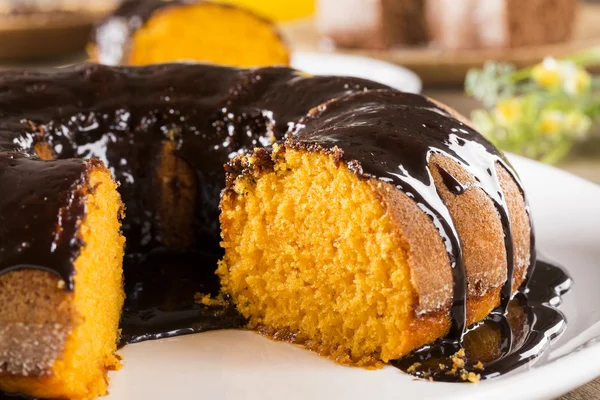 Pastel de zanahoria con chocolate y rebanada en la mesa — Foto de Stock