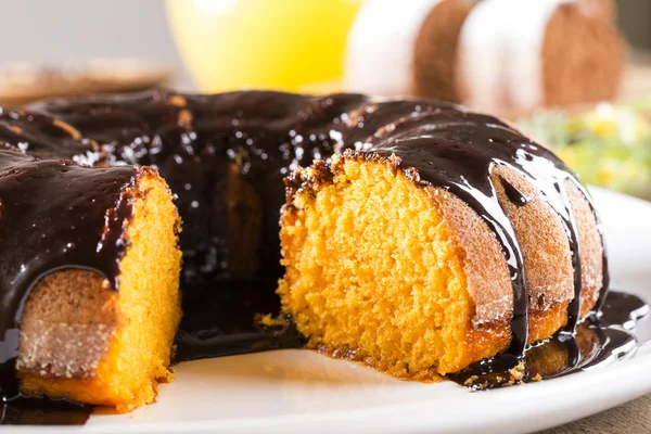 チョコレートとテーブル上のスライスとニンジン ・ ケーキ — ストック写真