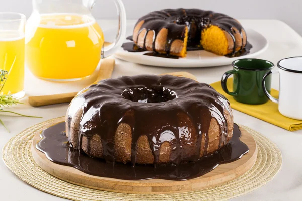 Bolo de cenoura com chocolate e fatia na mesa — Fotografia de Stock