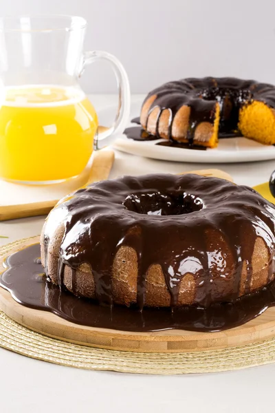 Bolo de cenoura com chocolate e fatia na mesa — Fotografia de Stock