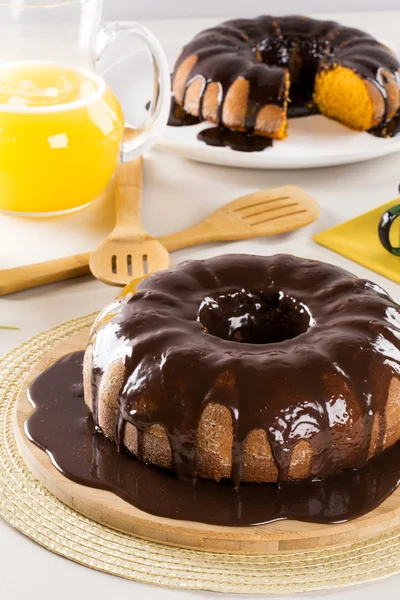 胡萝卜蛋糕巧克力与切片在桌子上 — 图库照片
