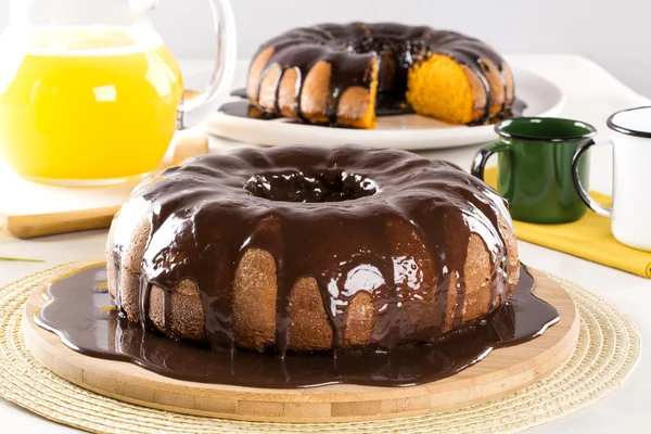 Bolo de cenoura com chocolate e fatia na mesa — Fotografia de Stock