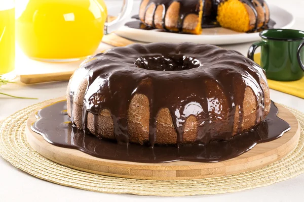 チョコレートとテーブル上のスライスとニンジン ・ ケーキ — ストック写真