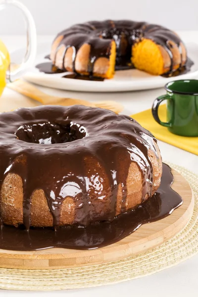 Bolo de cenoura com chocolate e fatia na mesa — Fotografia de Stock