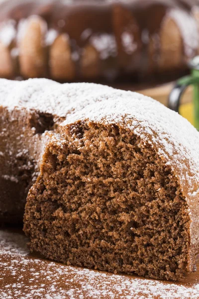 Pastel de chocolate en la mesa con pastel de zanahoria en el fondo . — Foto de Stock