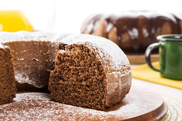 Pastel de chocolate en la mesa con pastel de zanahoria en el fondo . —  Fotos de Stock