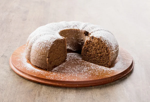 Bolo de chocolate na mesa com bolo de cenoura no fundo . — Fotografia de Stock