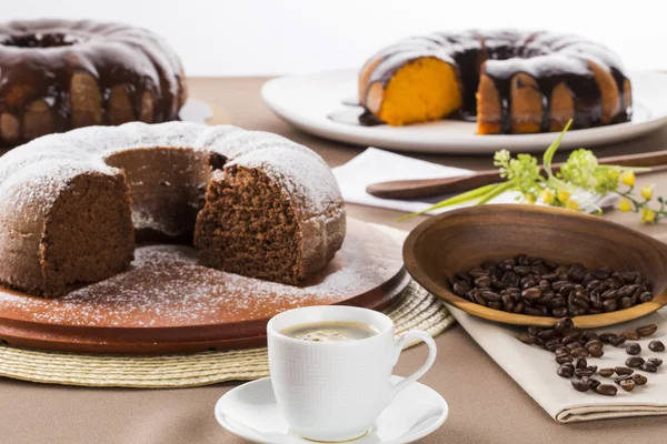 Schokoladenkuchen auf dem Tisch mit Karottenkuchen im Hintergrund. — Stockfoto