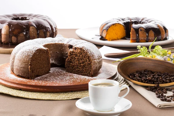 Schokoladenkuchen auf dem Tisch mit Karottenkuchen im Hintergrund. — Stockfoto