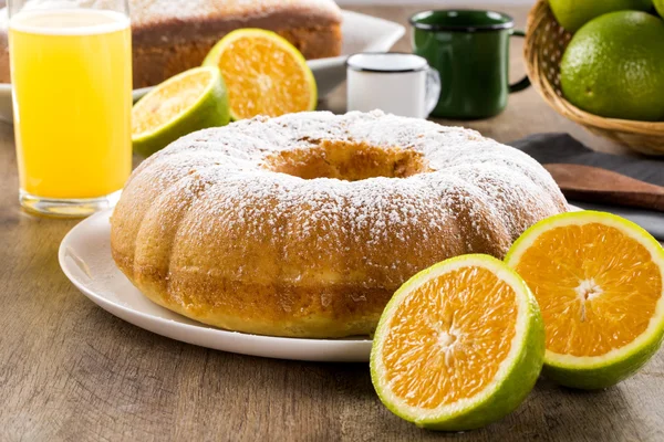과일과 주스를 가진 테이블에 오렌지 케이크. — 스톡 사진