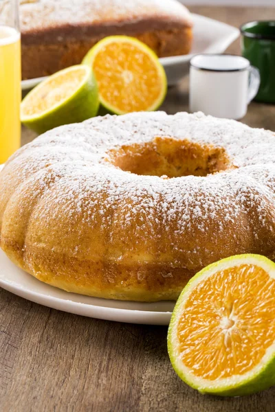 Апельсиновый торт на столе с фруктами и соком . — стоковое фото