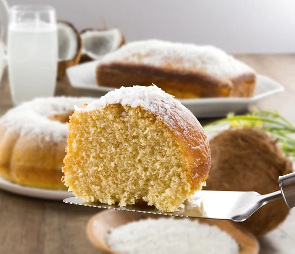 Pastel de coco con rebanada en la mesa — Foto de Stock