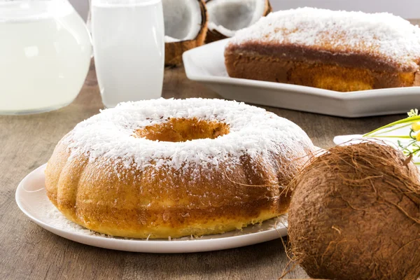 Pastel de coco con rebanada en la mesa — Foto de Stock