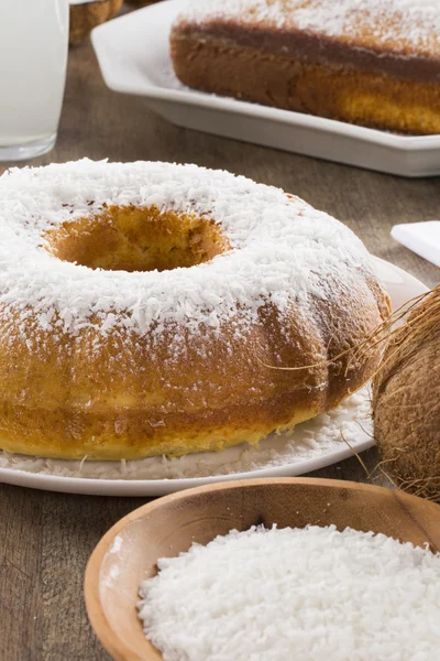 Pastel de coco con rebanada en la mesa — Foto de Stock