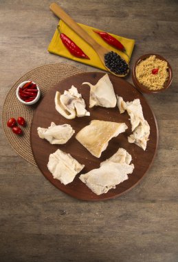 Kulak çiğ domuz ahşap arka plan üzerinde