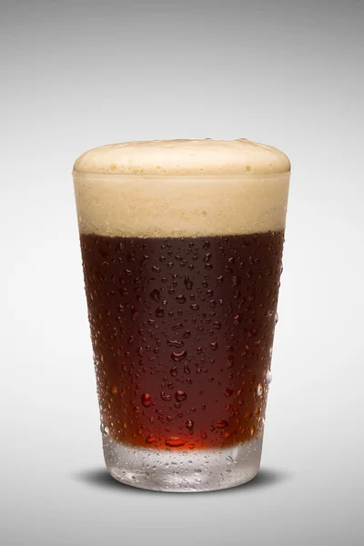 Taze bira cam kap beyaz adam izole köpük ile — Stok fotoğraf