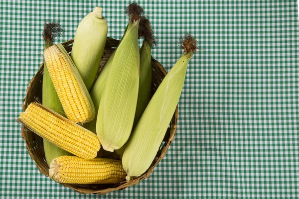 옥수수 옥수수와 popcorns 테이블에 결합. — 스톡 사진