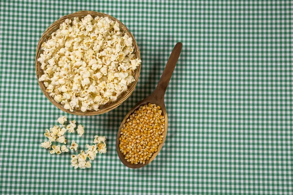 Orelha de milho, revelando grãos amarelos — Fotografia de Stock