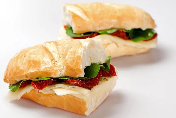 Sandwich di piring putih dengan payudara kalkun . — Stok Foto