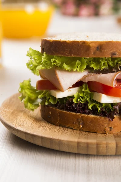 Сэндвич на белой тарелке с грудью индейки . — стоковое фото