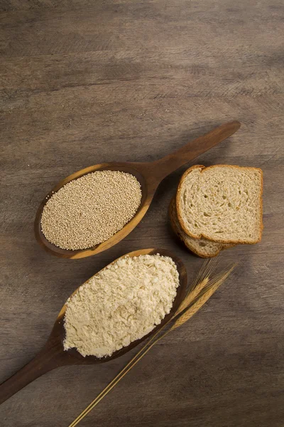 Porzione di quinoa cruda e proteine wey — Foto Stock