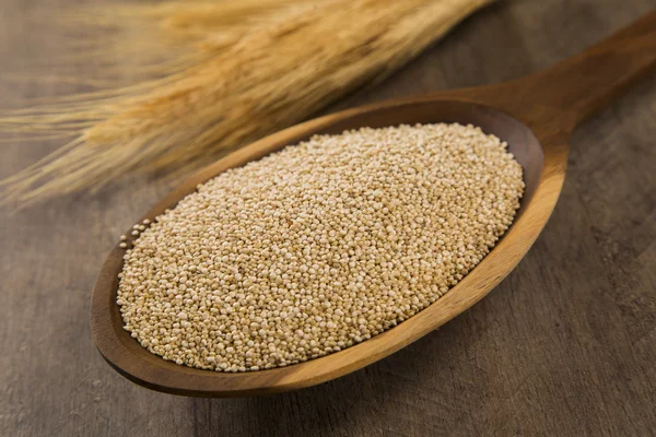 Gedeelte van ongekookt Quinoa en wey eiwit — Stockfoto