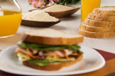 Beyaz tabakta hindi göğsü sandviç.