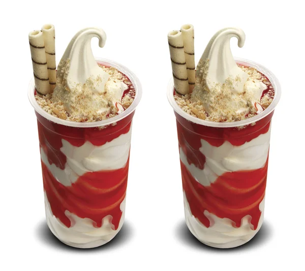 Eisbecher-Eis in Tasse auf weißem Hintergrund — Stockfoto