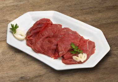 ahşap kesme tahtası üzerinde çiğ et seçimi.