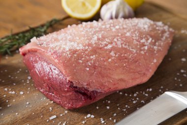 ahşap tahta üzerinde çiğ biftek