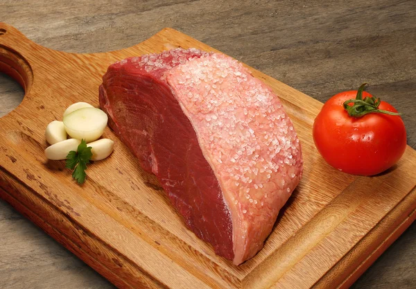 Selección de carne cruda en tabla de cortar de madera . —  Fotos de Stock