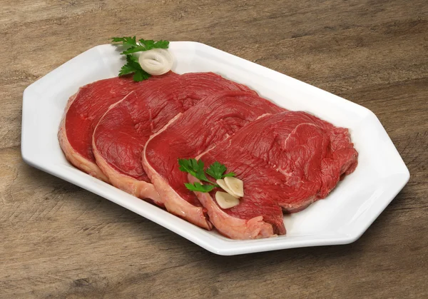 Syrové maso výběr na dřevěné prkénko. — Stock fotografie