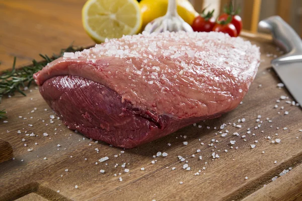 Bife cru na placa de madeira — Fotografia de Stock