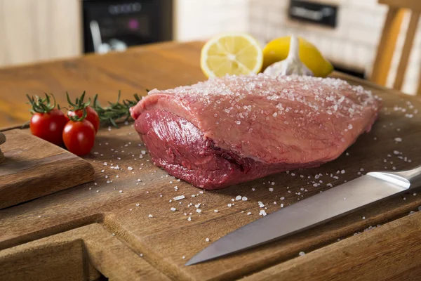 Bistecca cruda su tavola di legno — Foto Stock