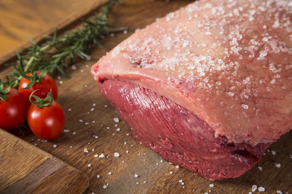 Bistecca cruda su tavola di legno — Foto Stock