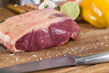 Organik kırmızı çiğ biftek filetosu ahşap tahta üzerinde