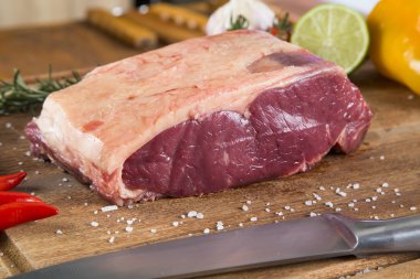 Organik kırmızı çiğ biftek filetosu ahşap tahta üzerinde