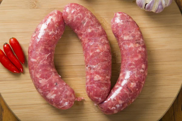 Wurst roh auf dem Brett — Stockfoto