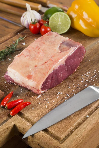 Organische Red Raw Steak Sirloin op houten bord — Stockfoto