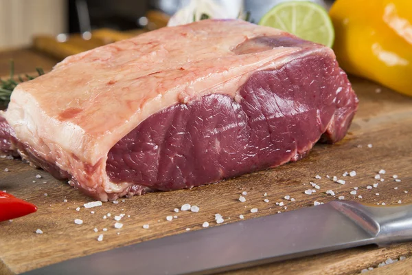 Organische Red Raw Steak Sirloin op houten bord — Stockfoto