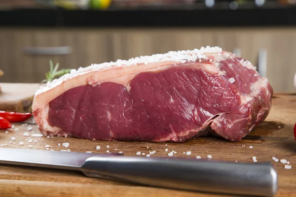 Filetto di bistecca cruda rossa biologica su tavola di legno — Foto Stock