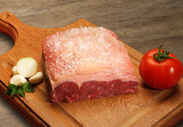 Rauw vlees selectie op houten snijplank. — Stockfoto