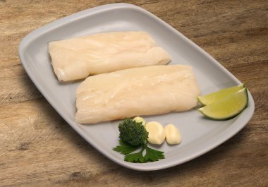 Ahşap zemin üzerinde çiğ balık.