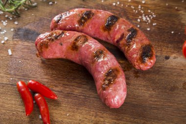 Patates ve domatesli ızgara et sosisi. 