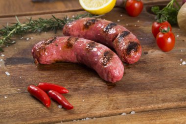 Patates ve domatesli ızgara et sosisi. 