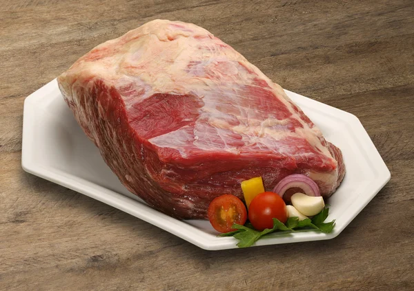 Seleção de carne crua na placa de corte de madeira . — Fotografia de Stock